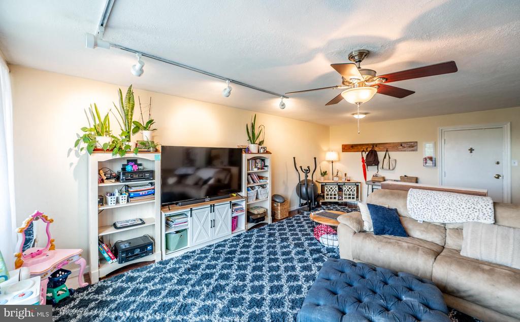 3121 FOREST LANE Unit: D-10