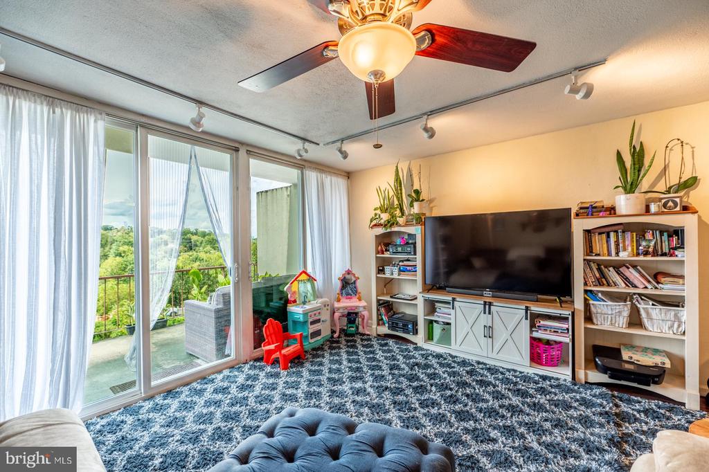 3121 FOREST LANE Unit: D-10