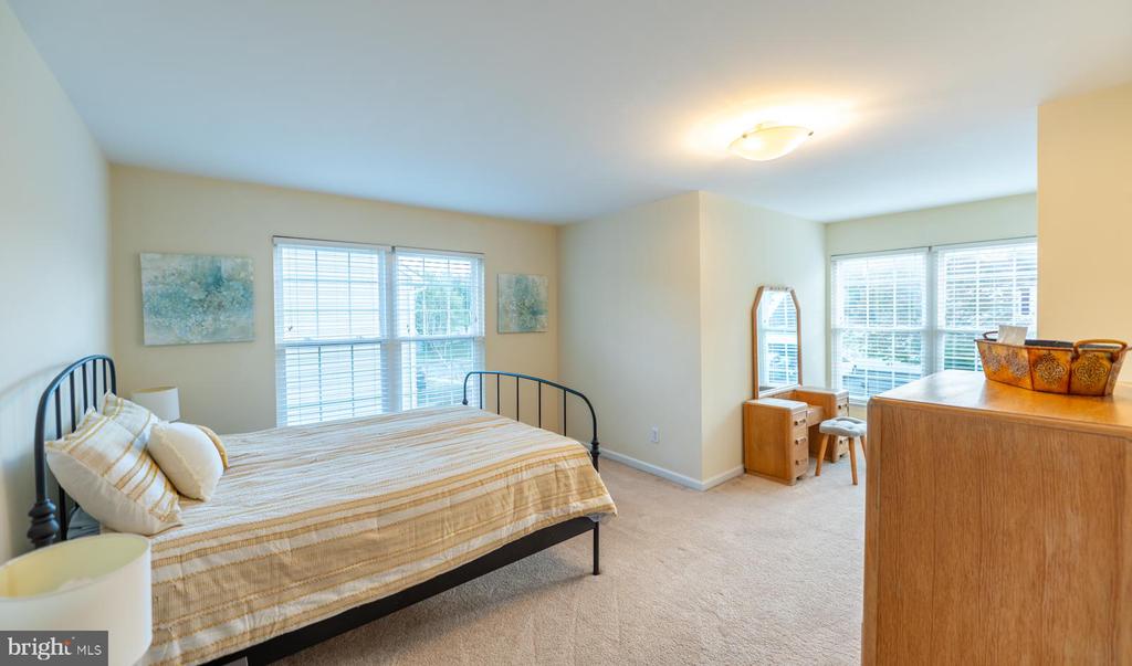 1016 FALLBROOK LANE