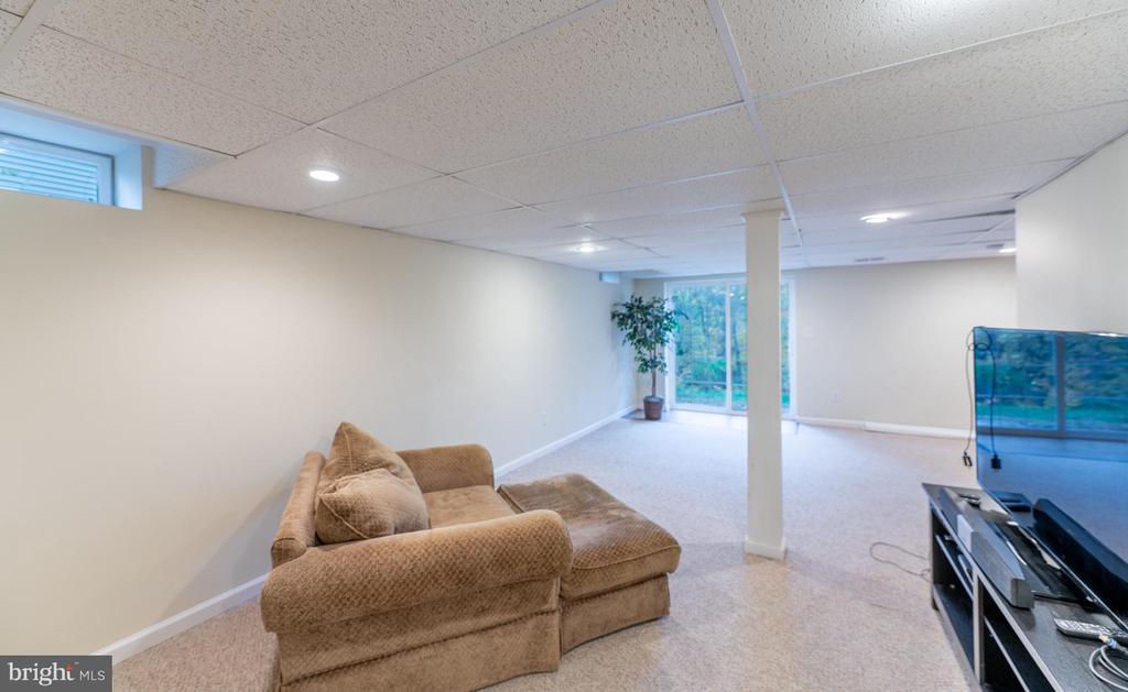 1016 FALLBROOK LANE