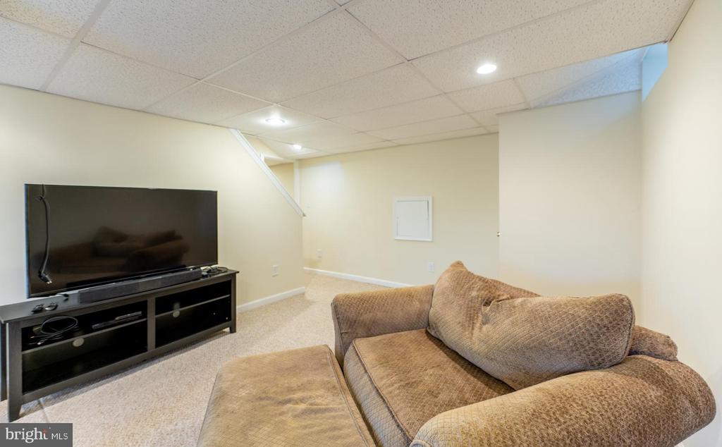 1016 FALLBROOK LANE