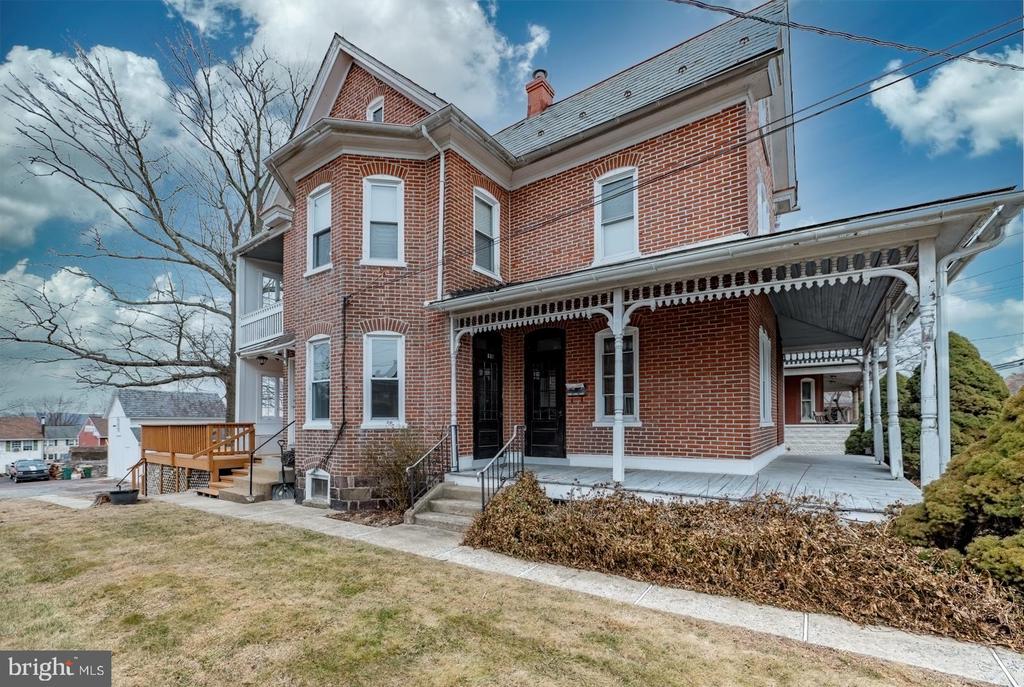631 MAIN STREET Unit: APT #1