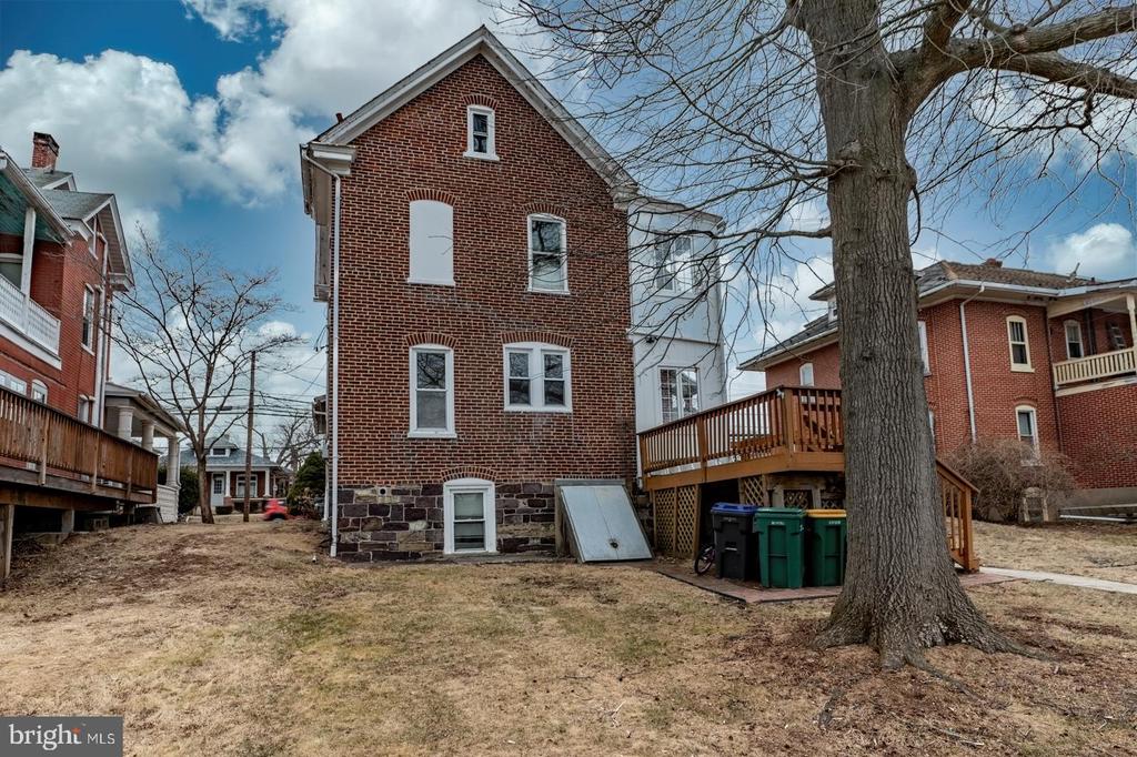 631 MAIN STREET Unit: APT #1