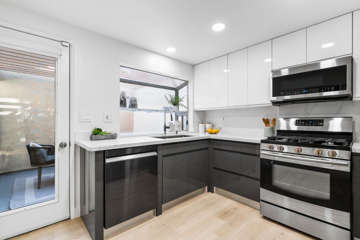 422 Galleria DR 7