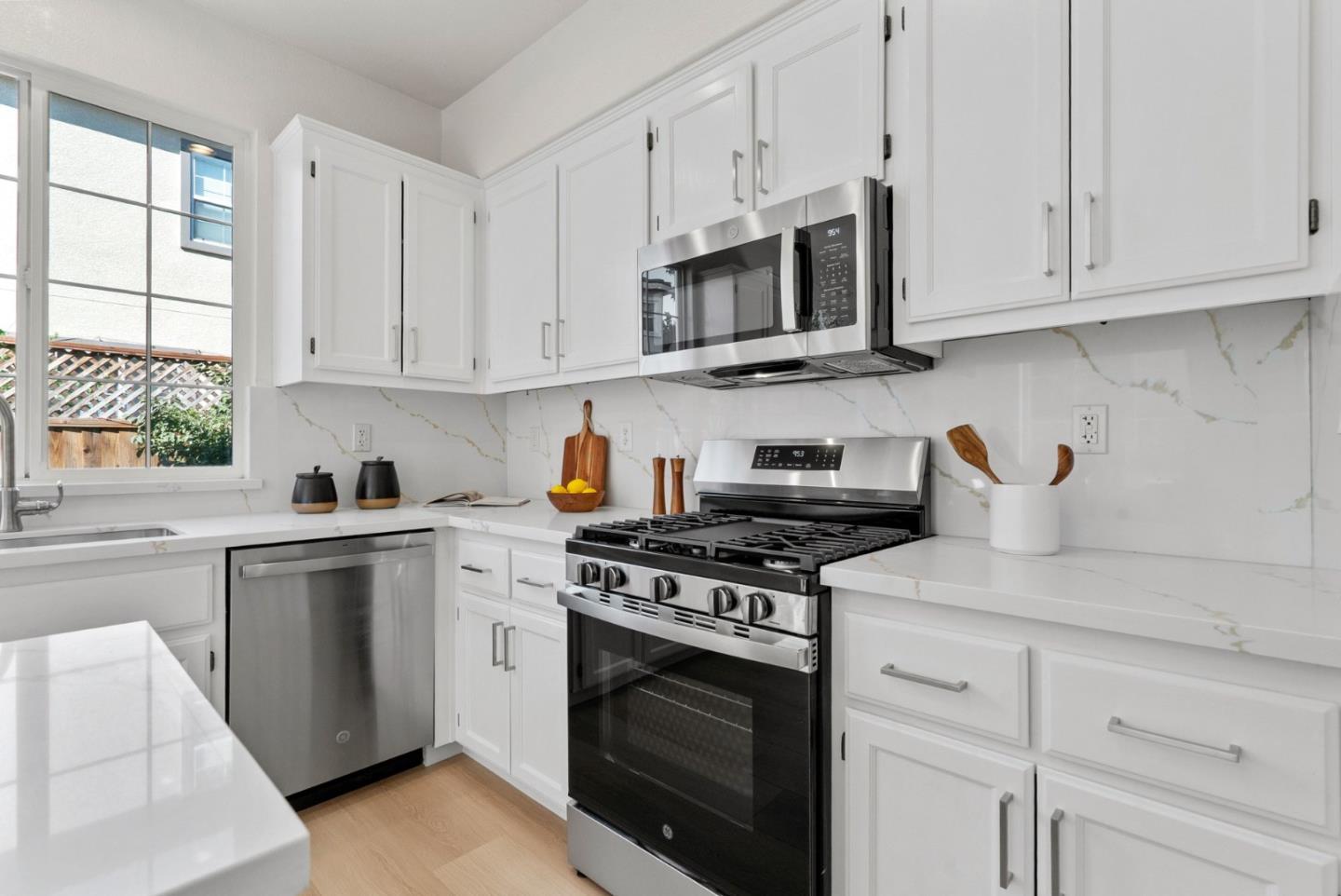 2165 Kingsbury CIR