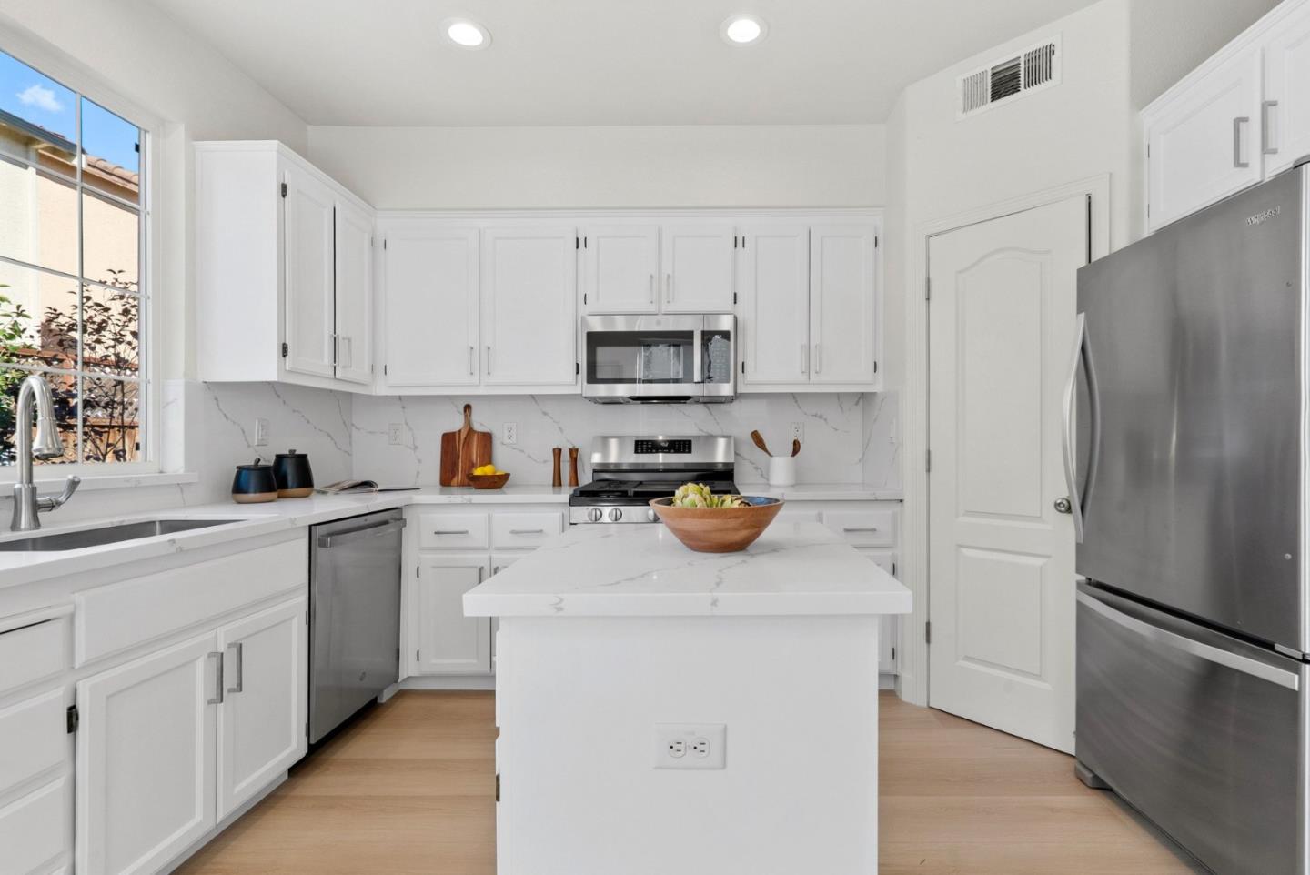 2165 Kingsbury CIR