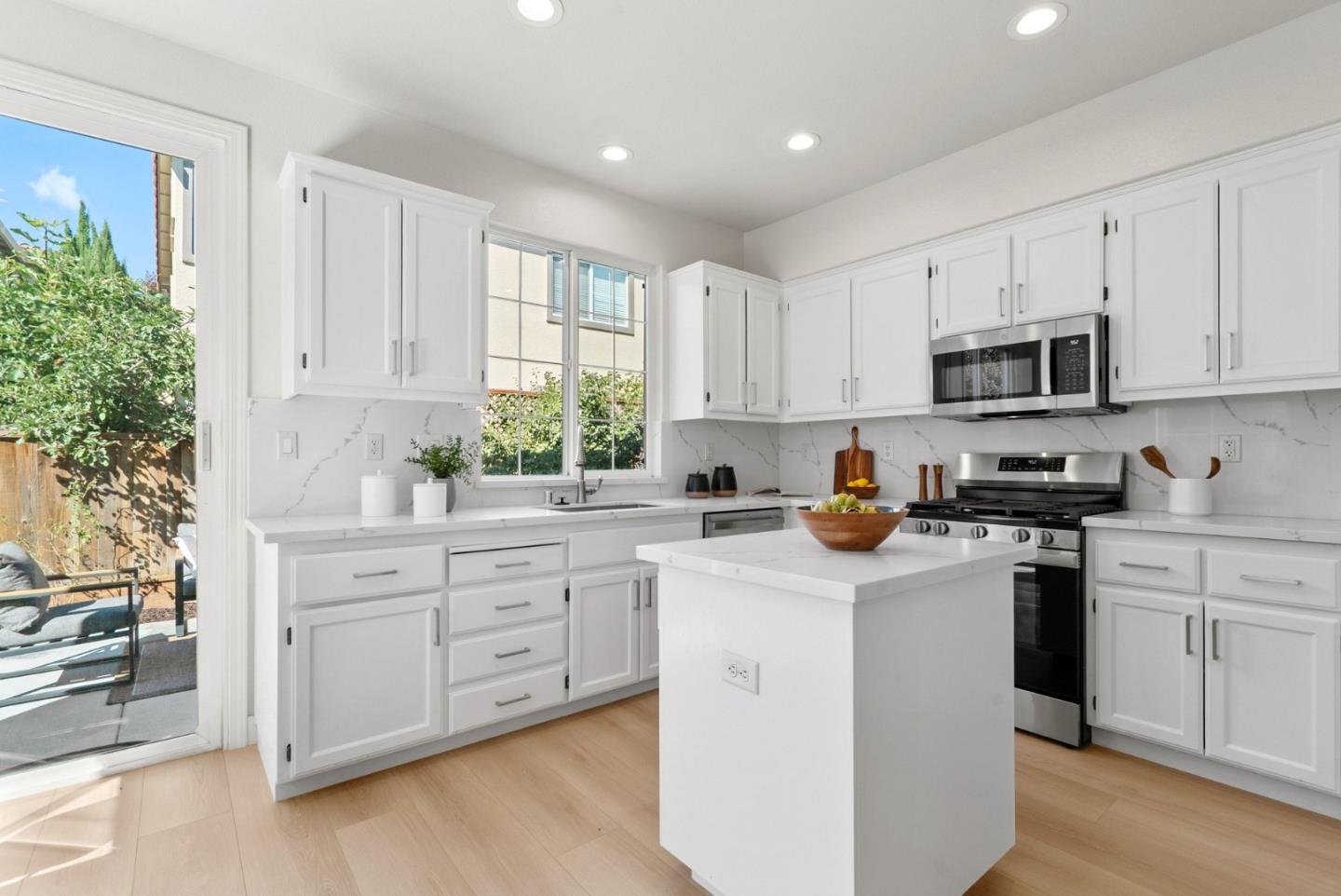 2165 Kingsbury CIR