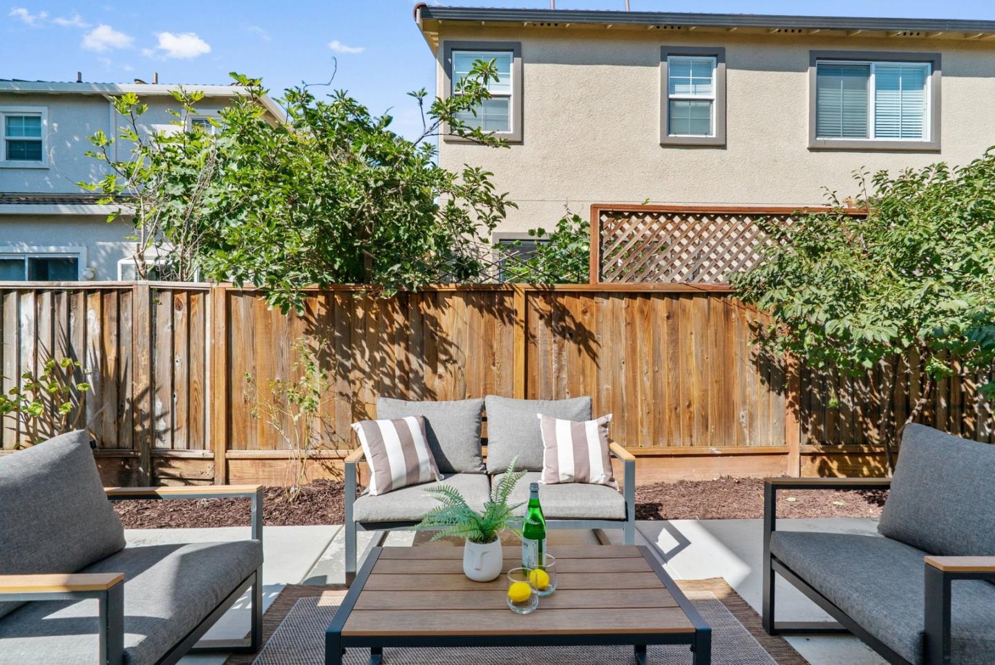 2165 Kingsbury CIR