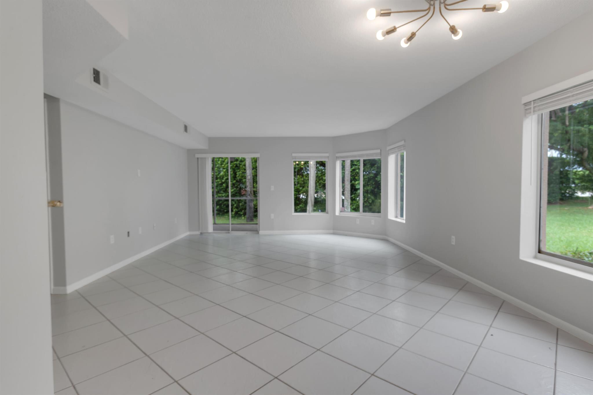 815 W Boynton Beach Boulevard 8-106