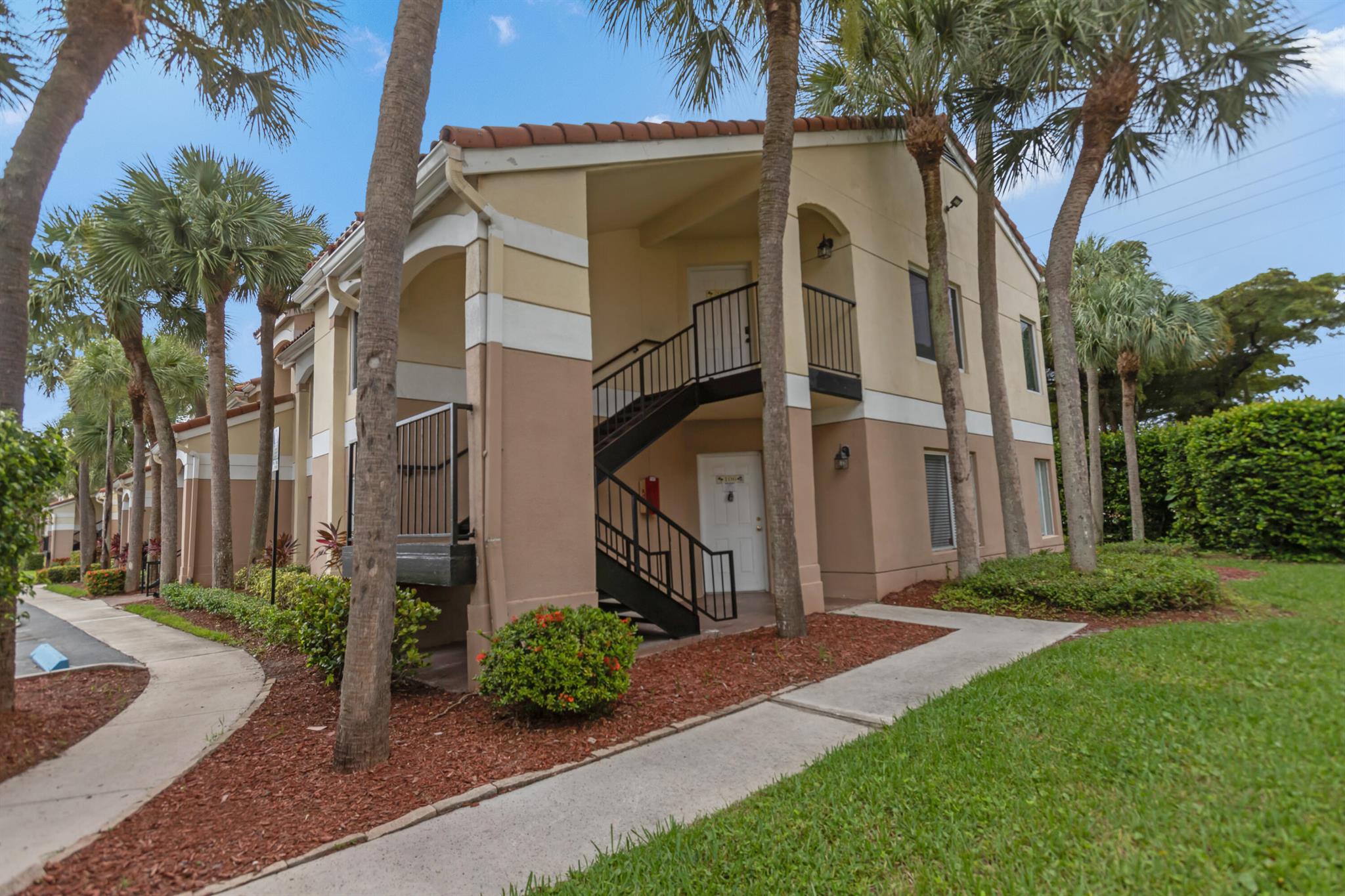 815 W Boynton Beach Boulevard 8-106