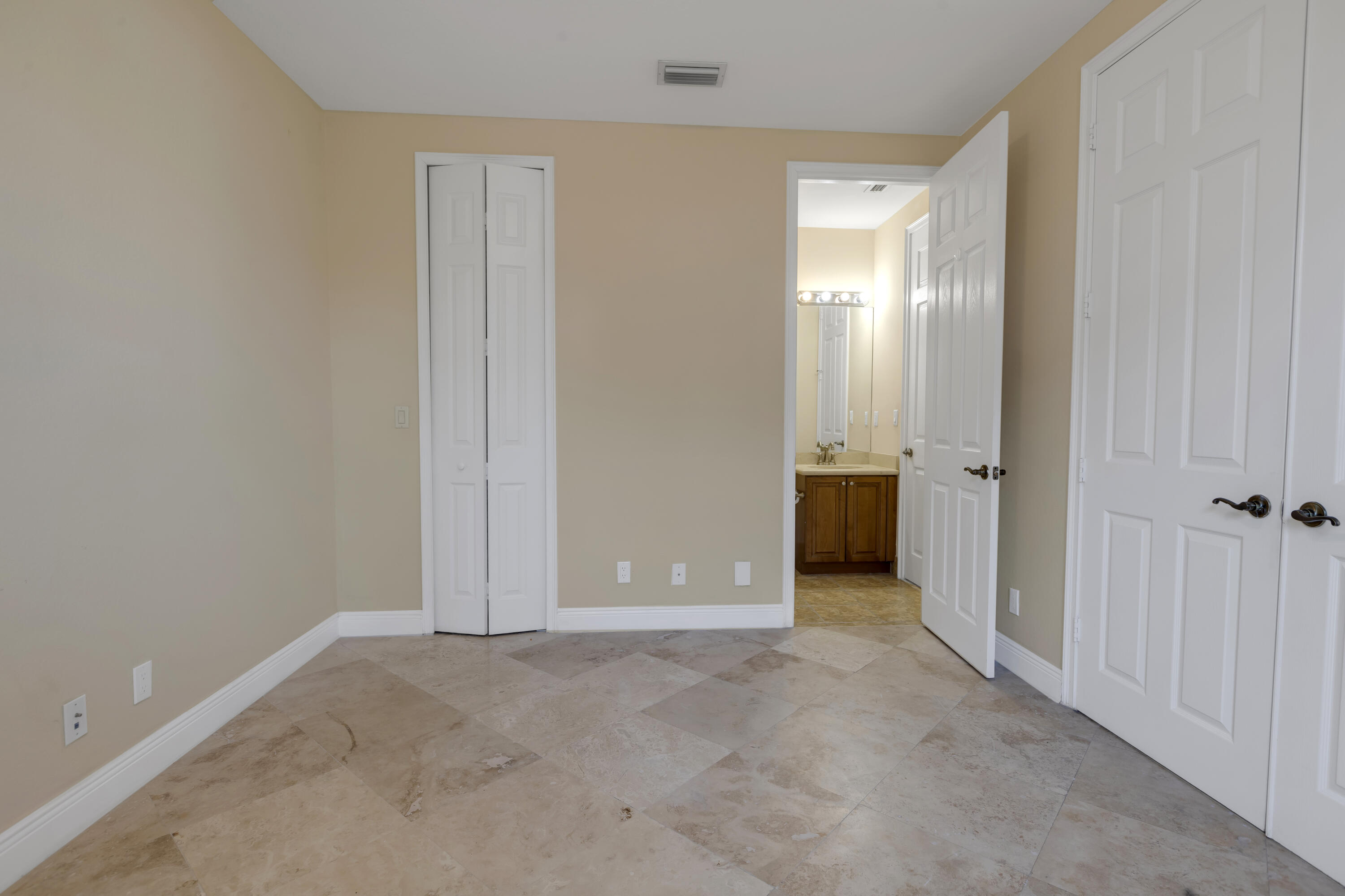 3028 Waterside Circle 3028