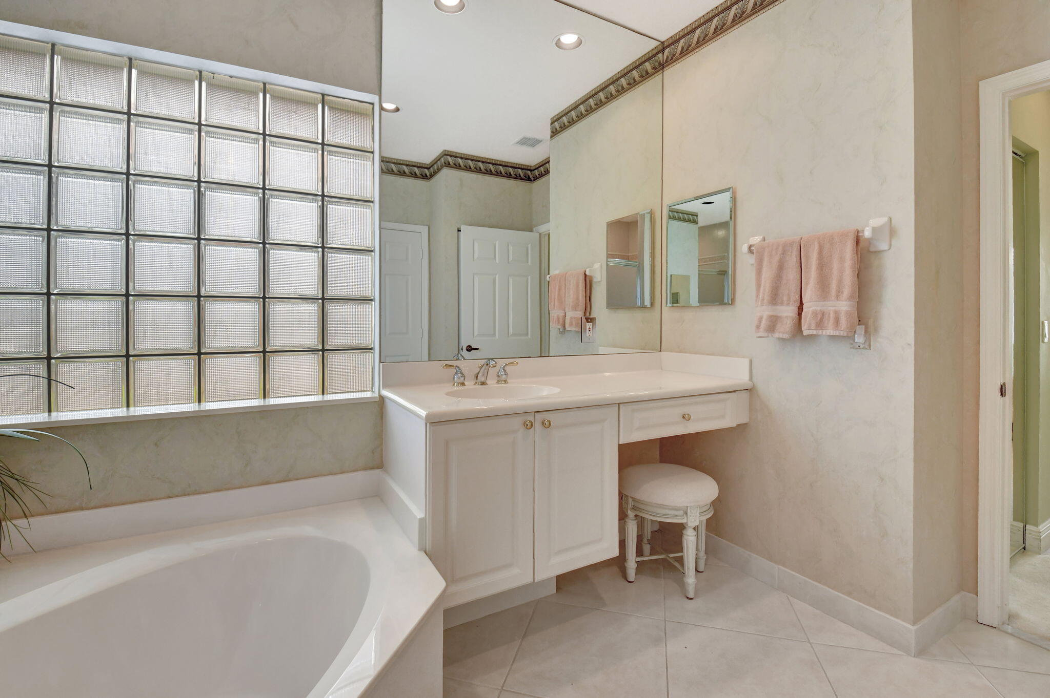6976 Viale Elizabeth