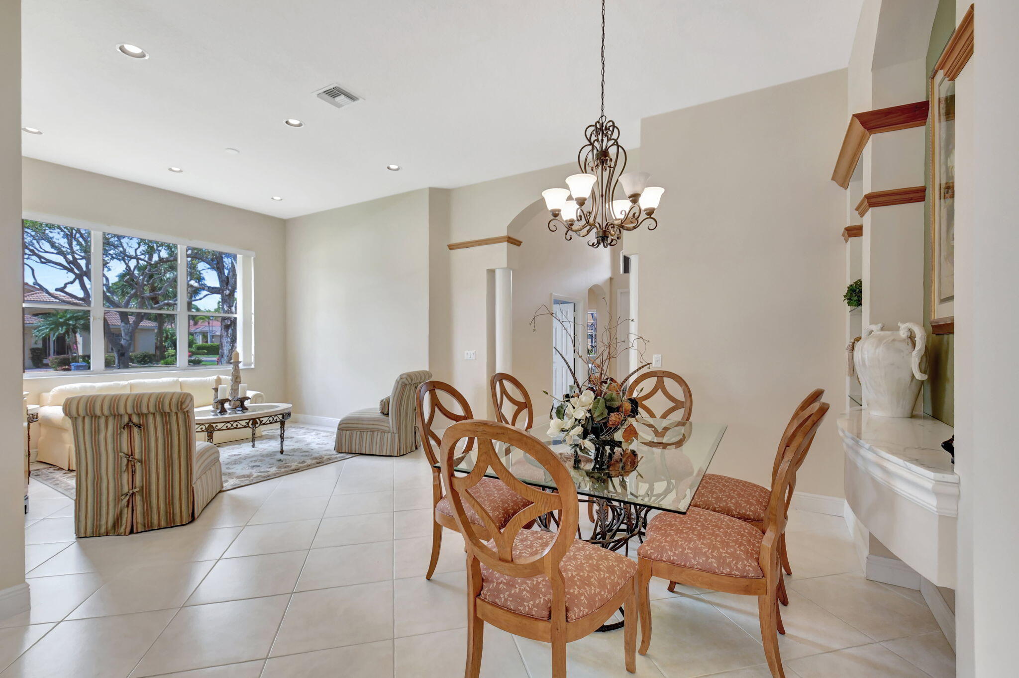 6976 Viale Elizabeth