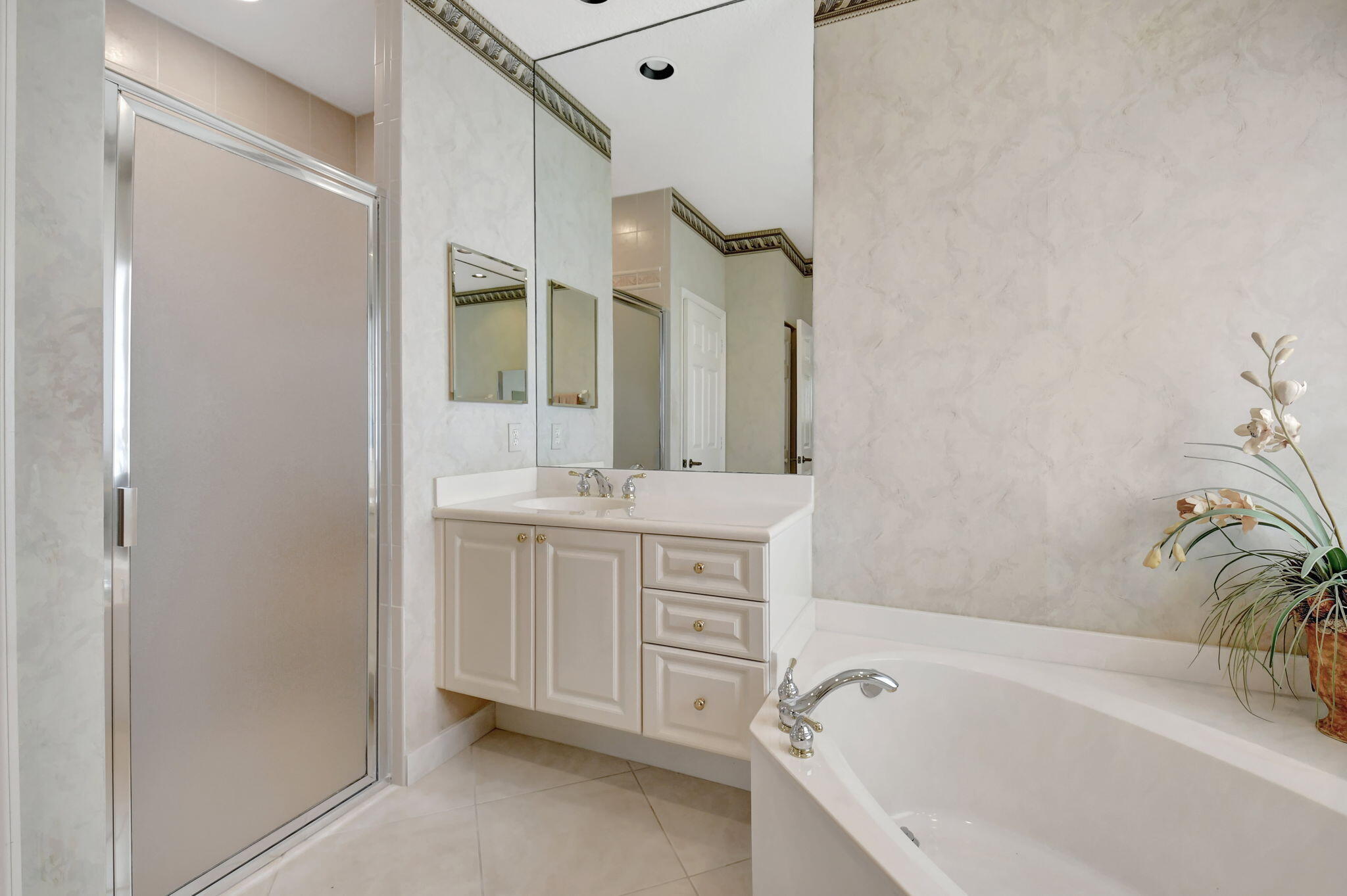 6976 Viale Elizabeth