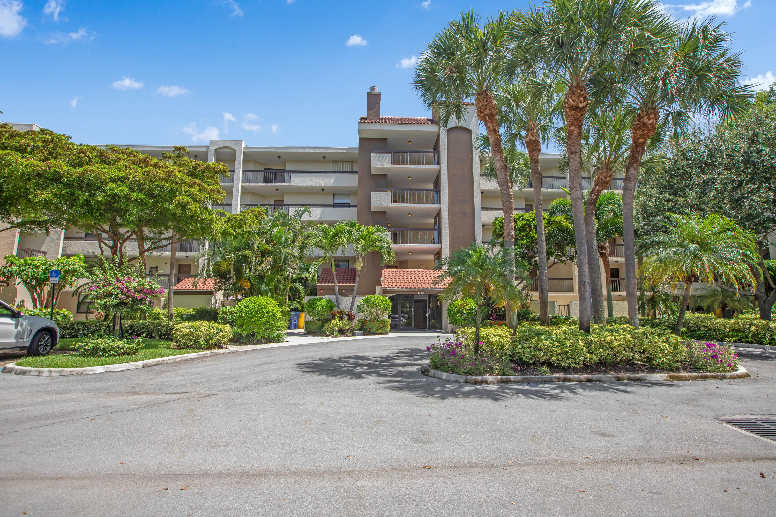 955 Egret 104 Circle 104