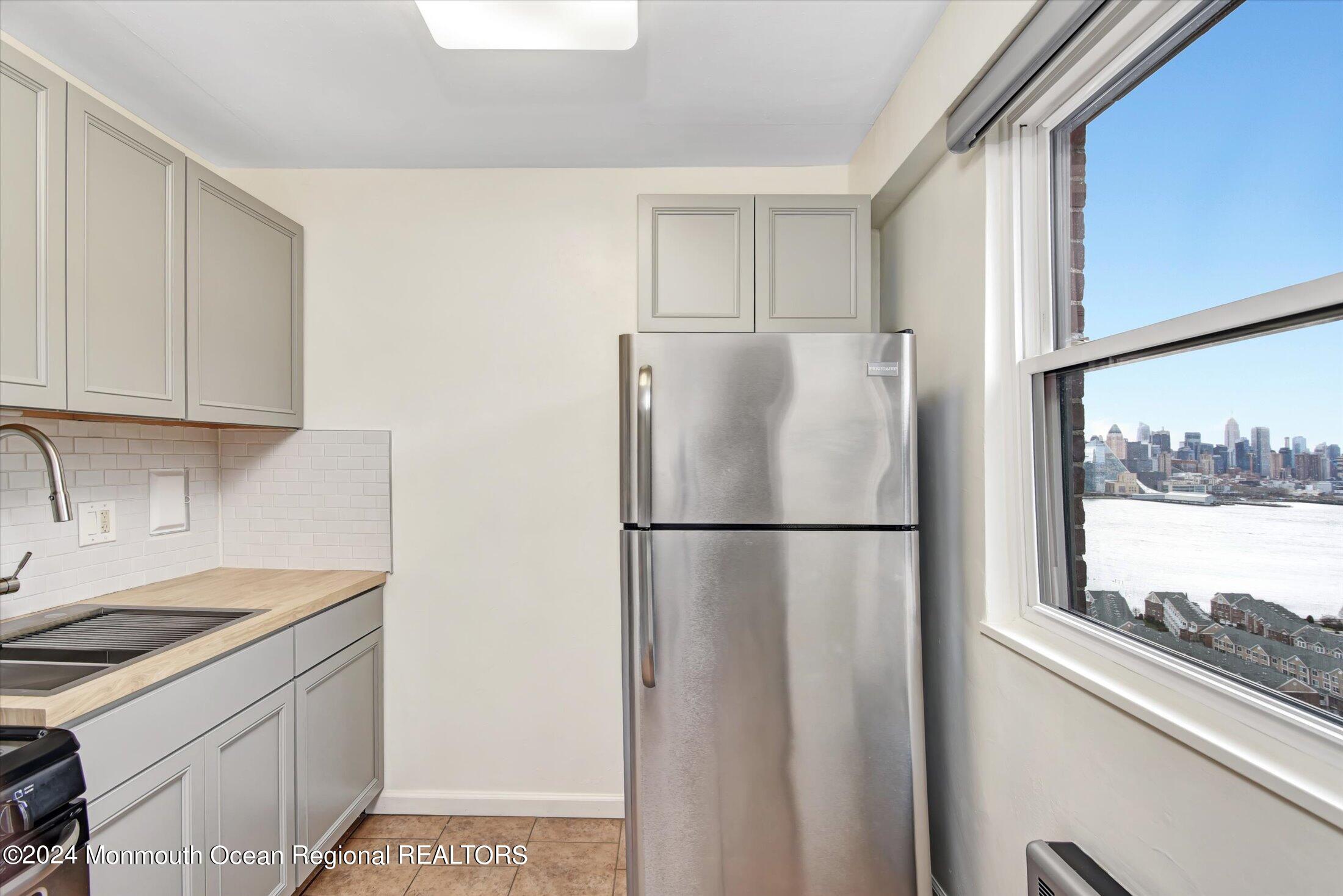 6515 E Boulevard, 9G