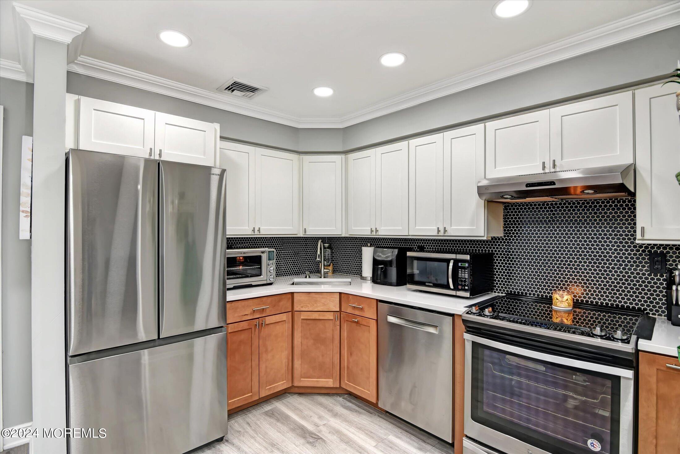 535-541 Bayway, 1B