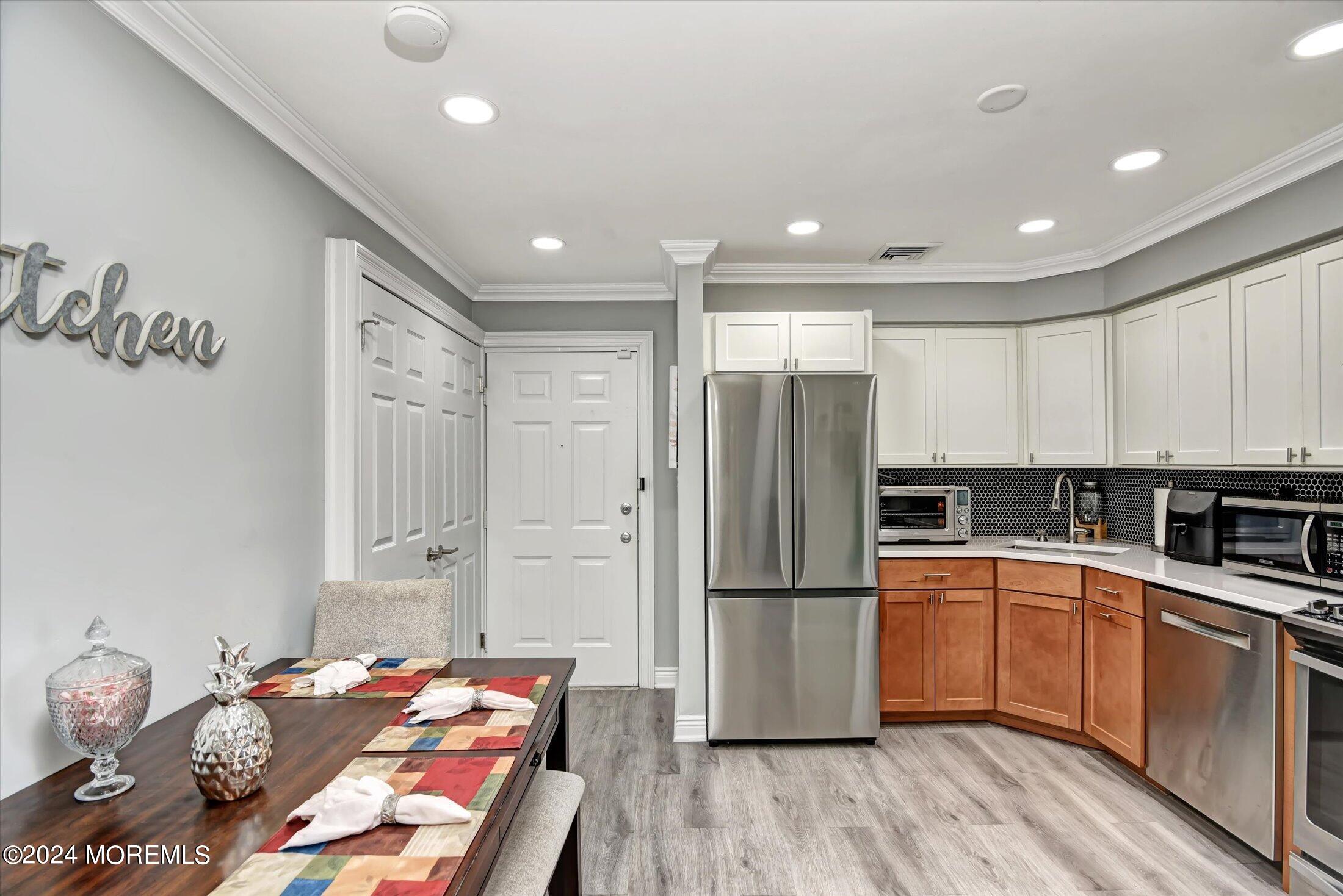 535-541 Bayway, 1B