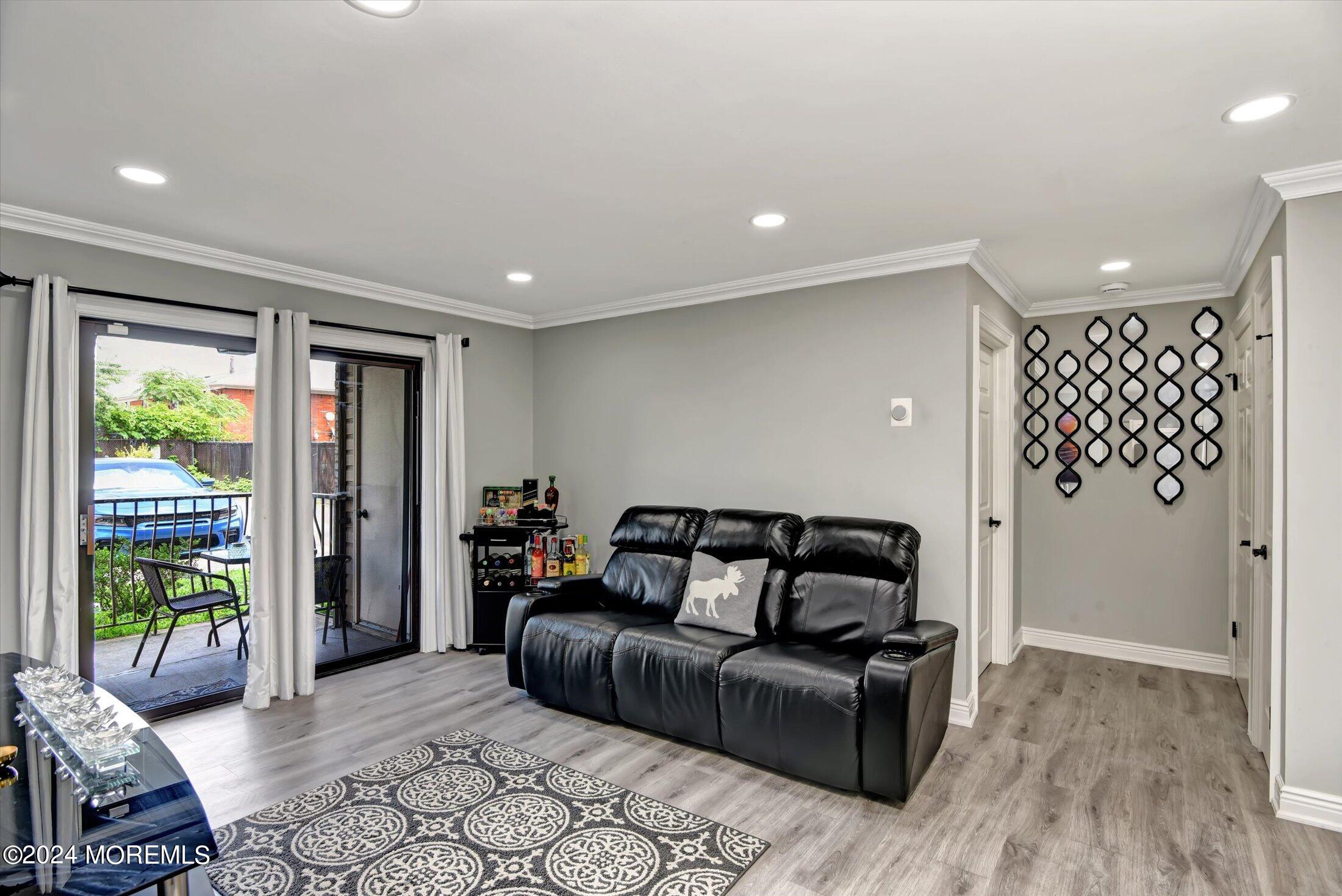 535-541 Bayway, 1B