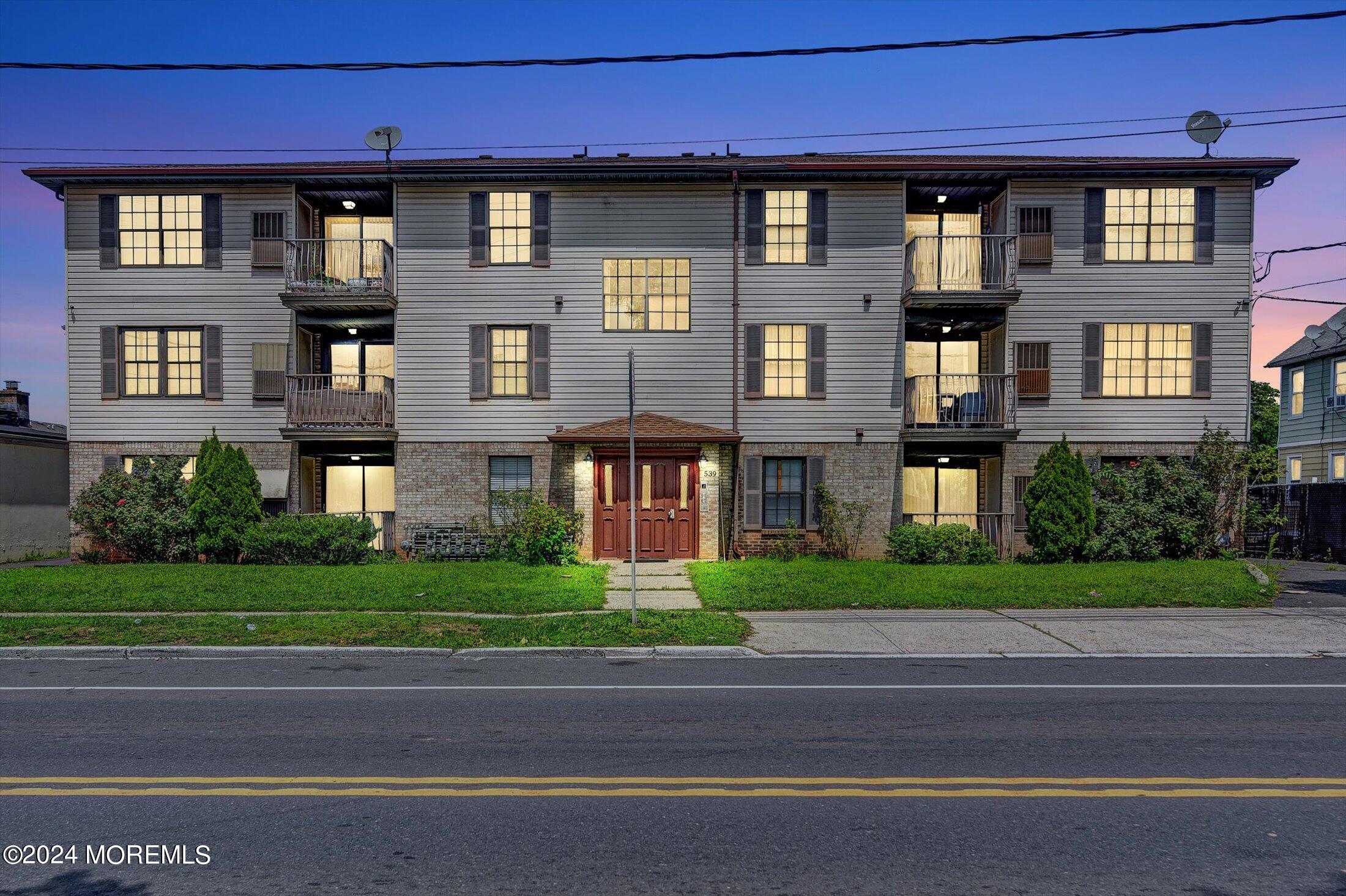 535-541 Bayway, 1B