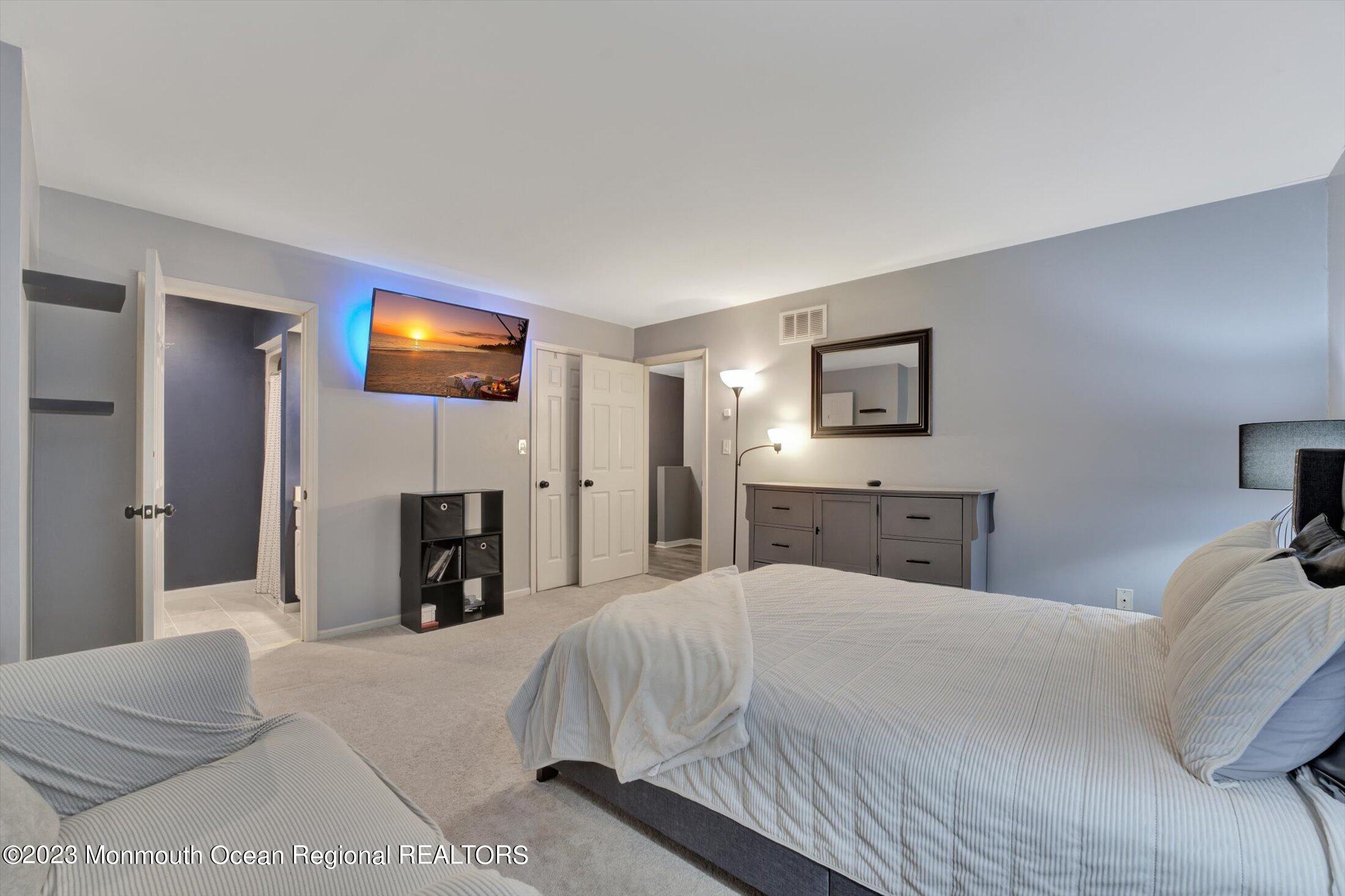 231 Grant Avenue, 17