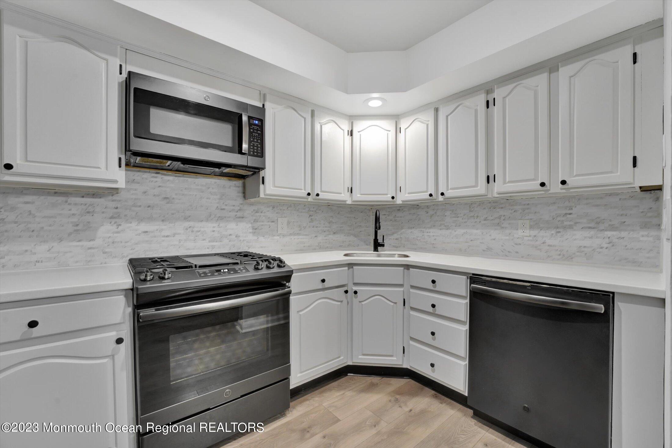 231 Grant Avenue, 17