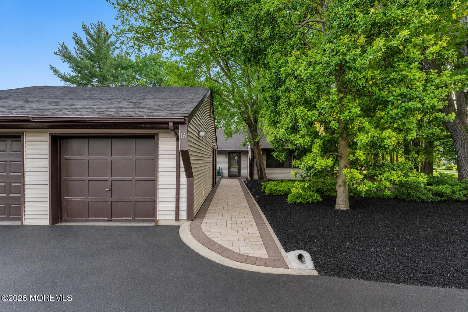 16 E Bluebell Lane