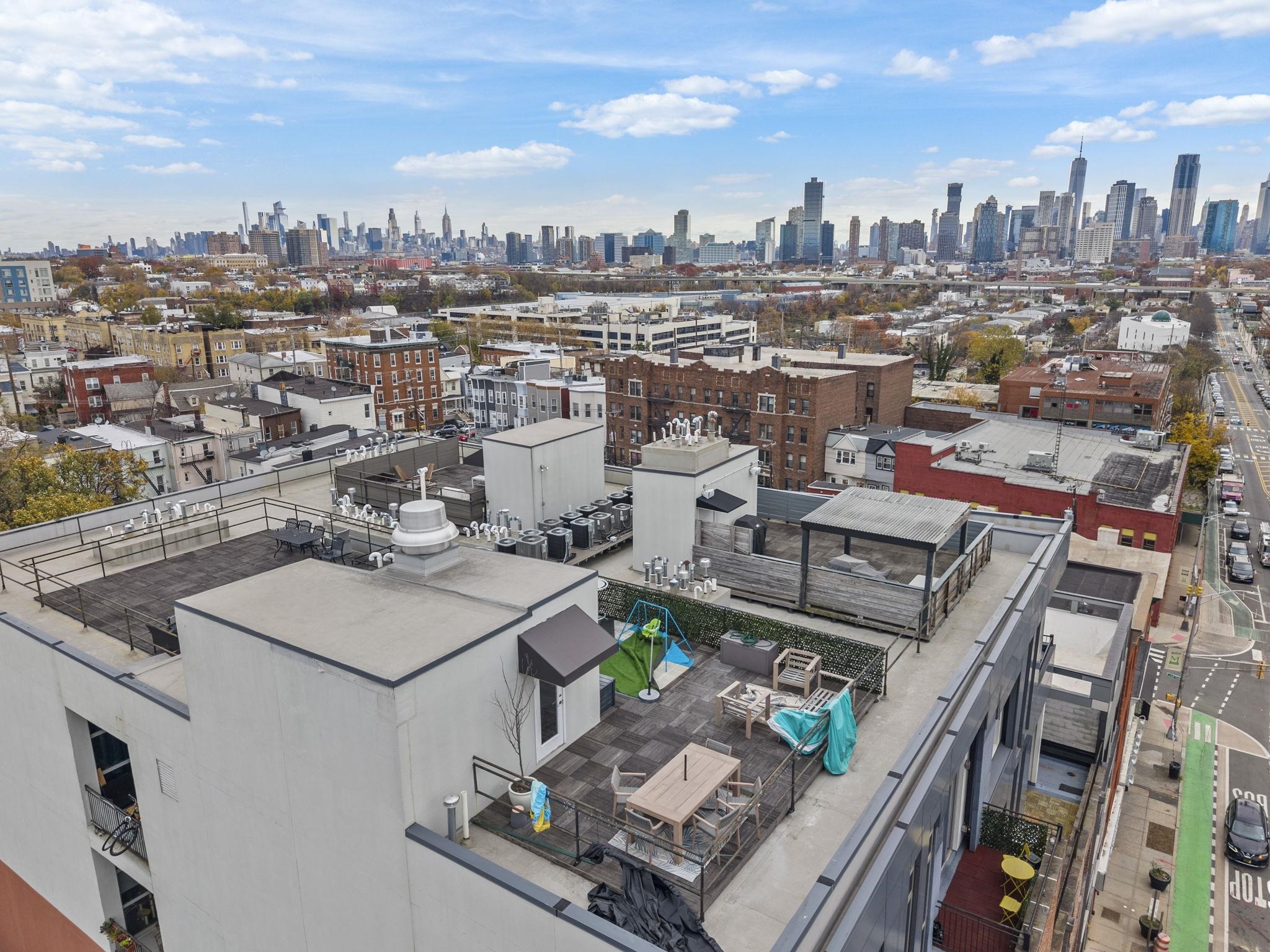 650 MONTGOMERY ST Unit: 402
