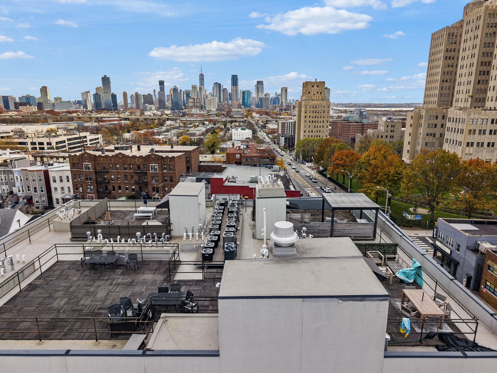650 MONTGOMERY ST Unit: 402