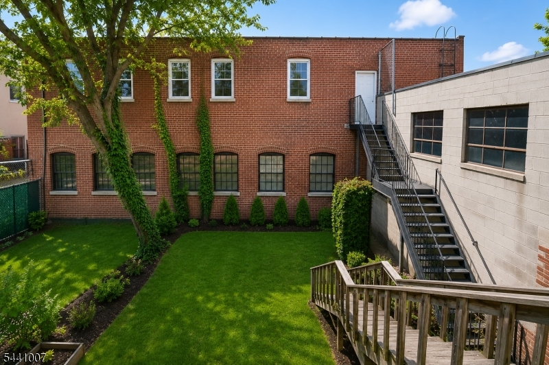 81 Holmes St
