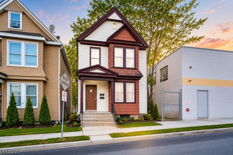 81 Holmes St