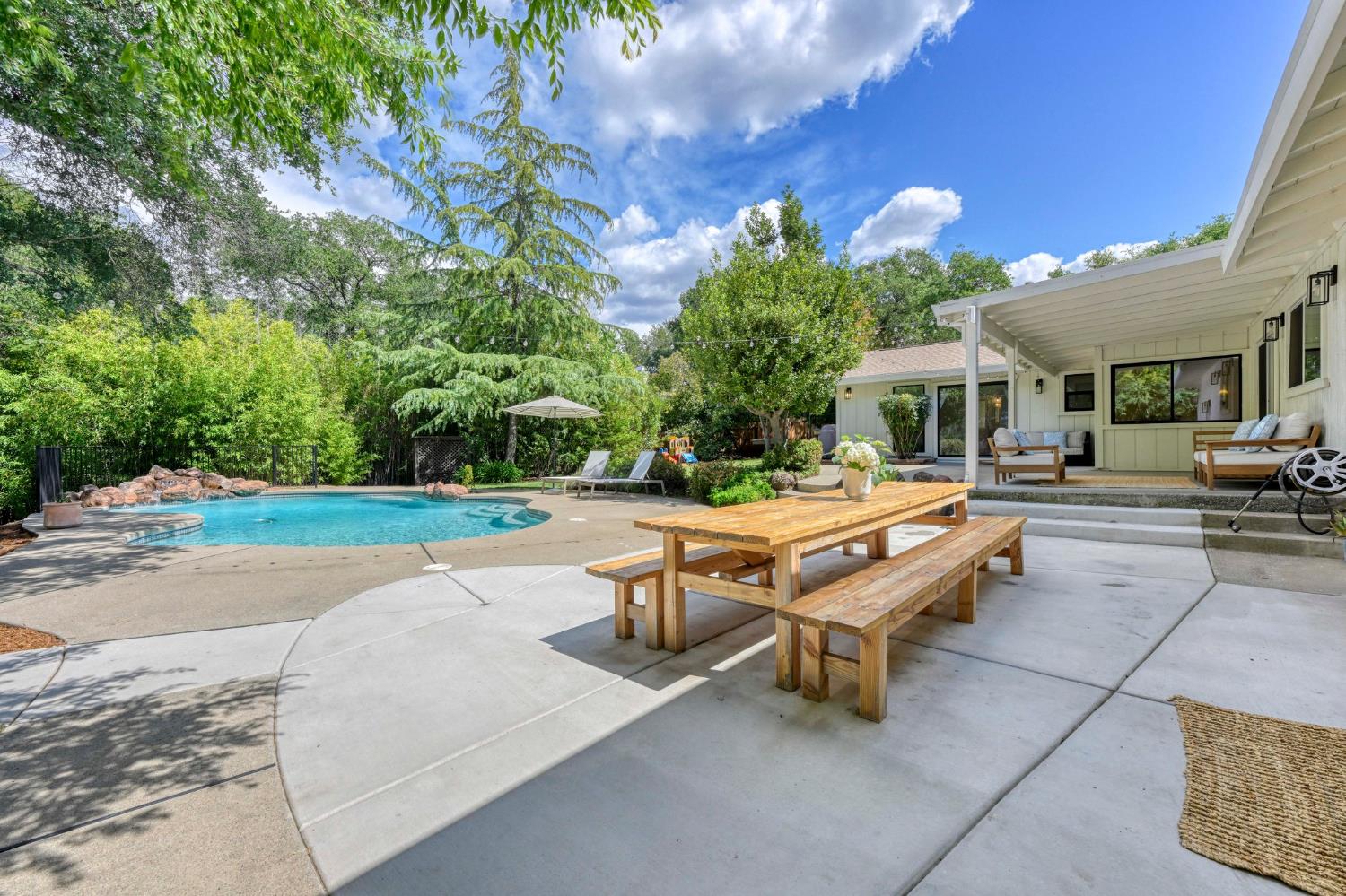 9230 Oak Leaf Way