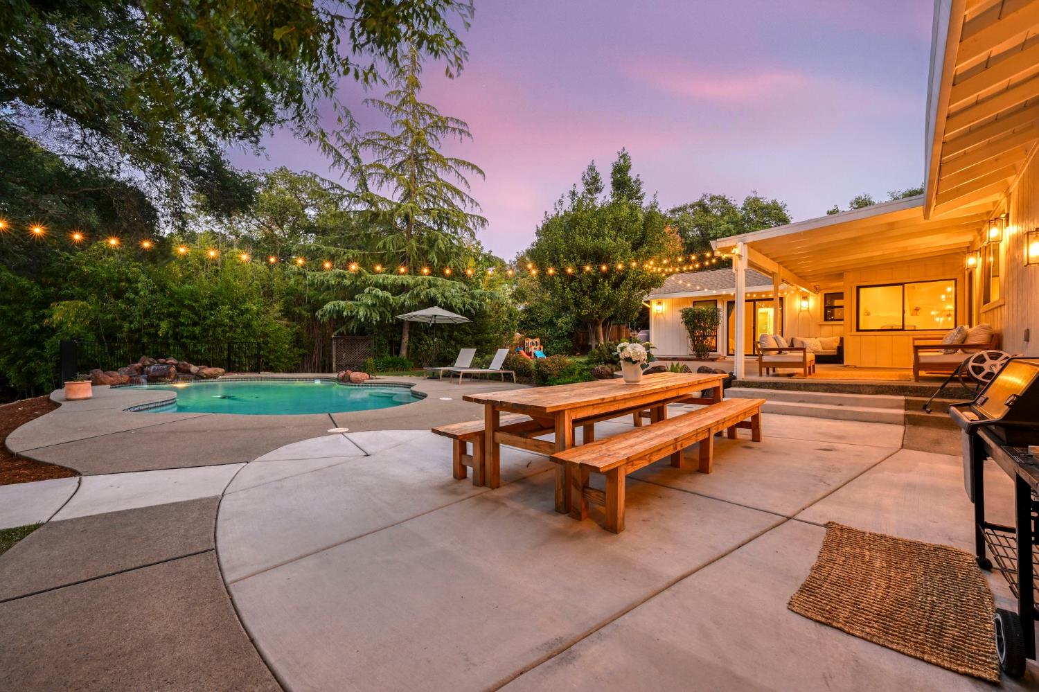 9230 Oak Leaf Way