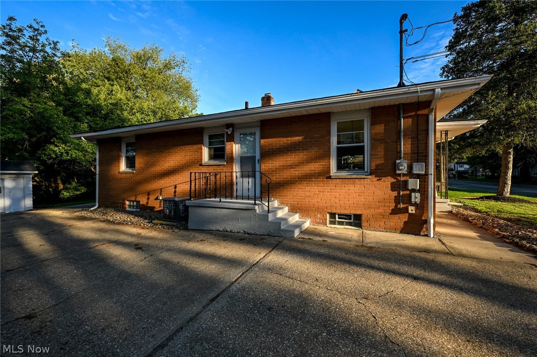 324 N Hawkins Avenue