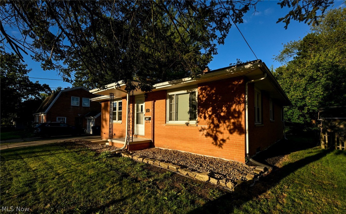 324 N Hawkins Avenue
