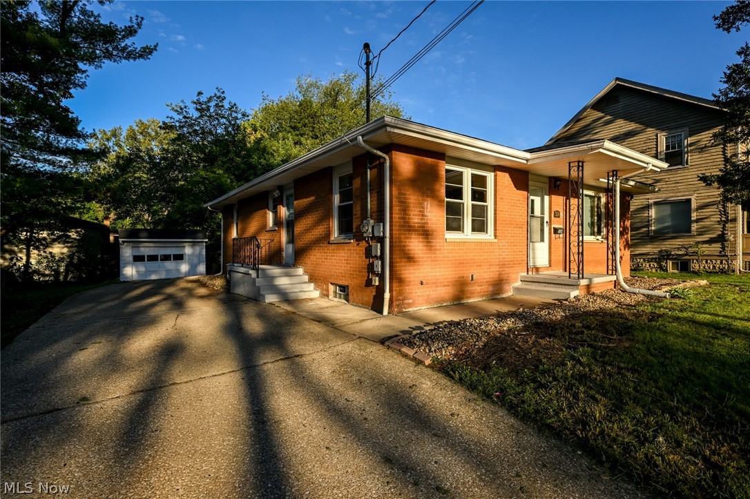 324 N Hawkins Avenue