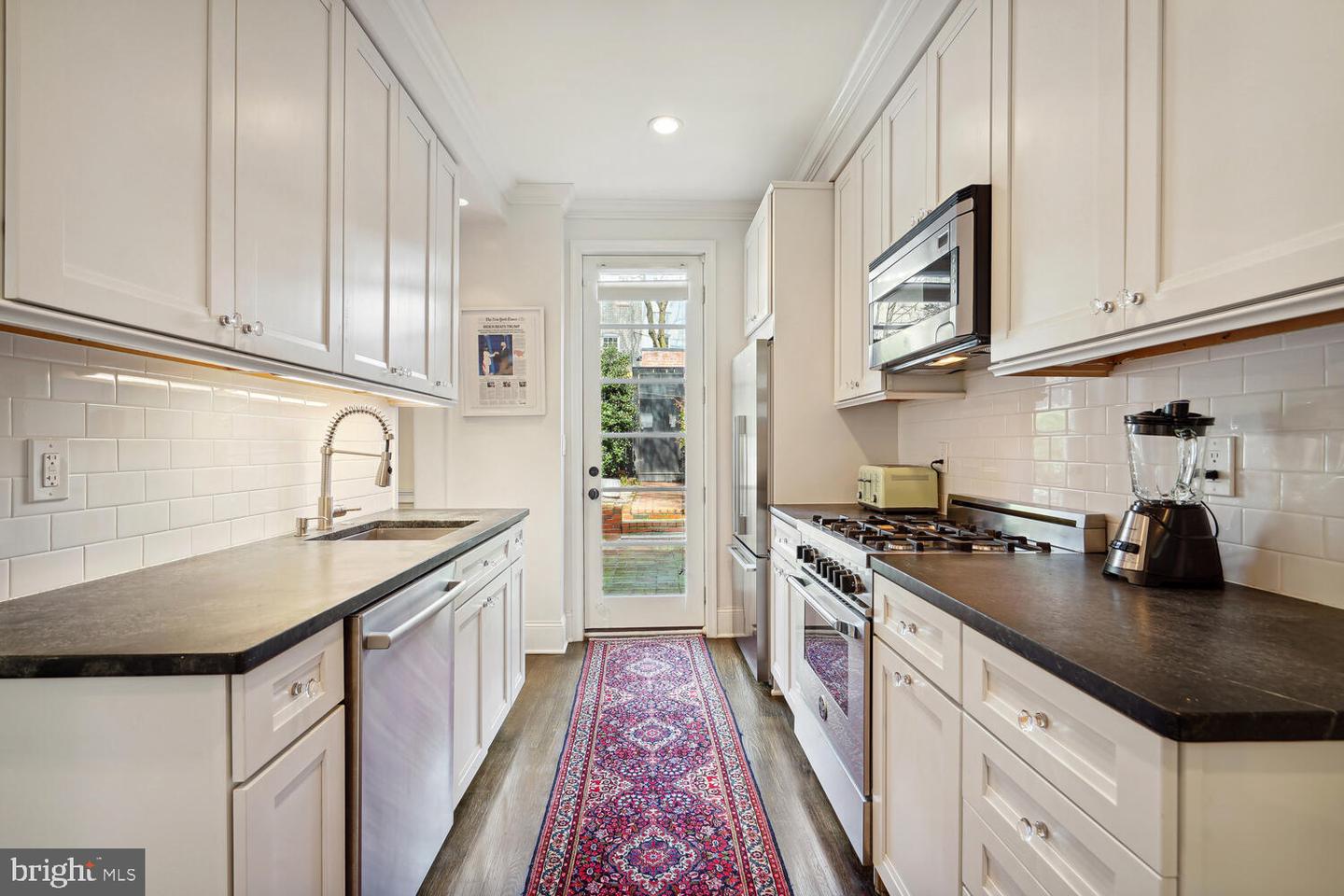 3027 Cambridge Pl NW