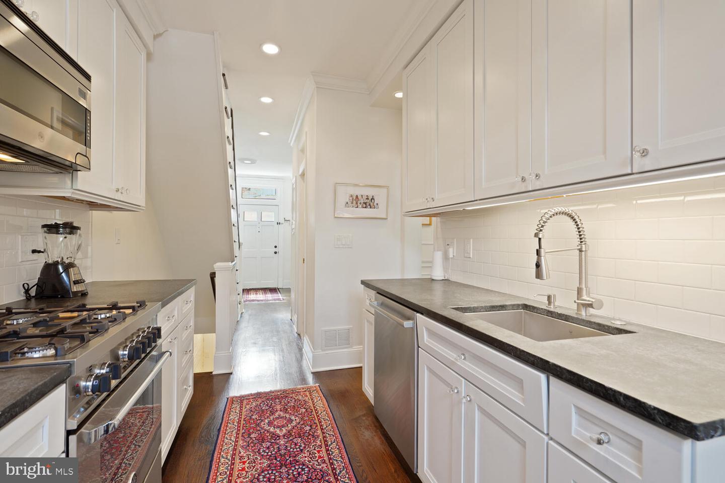 3027 Cambridge Pl NW