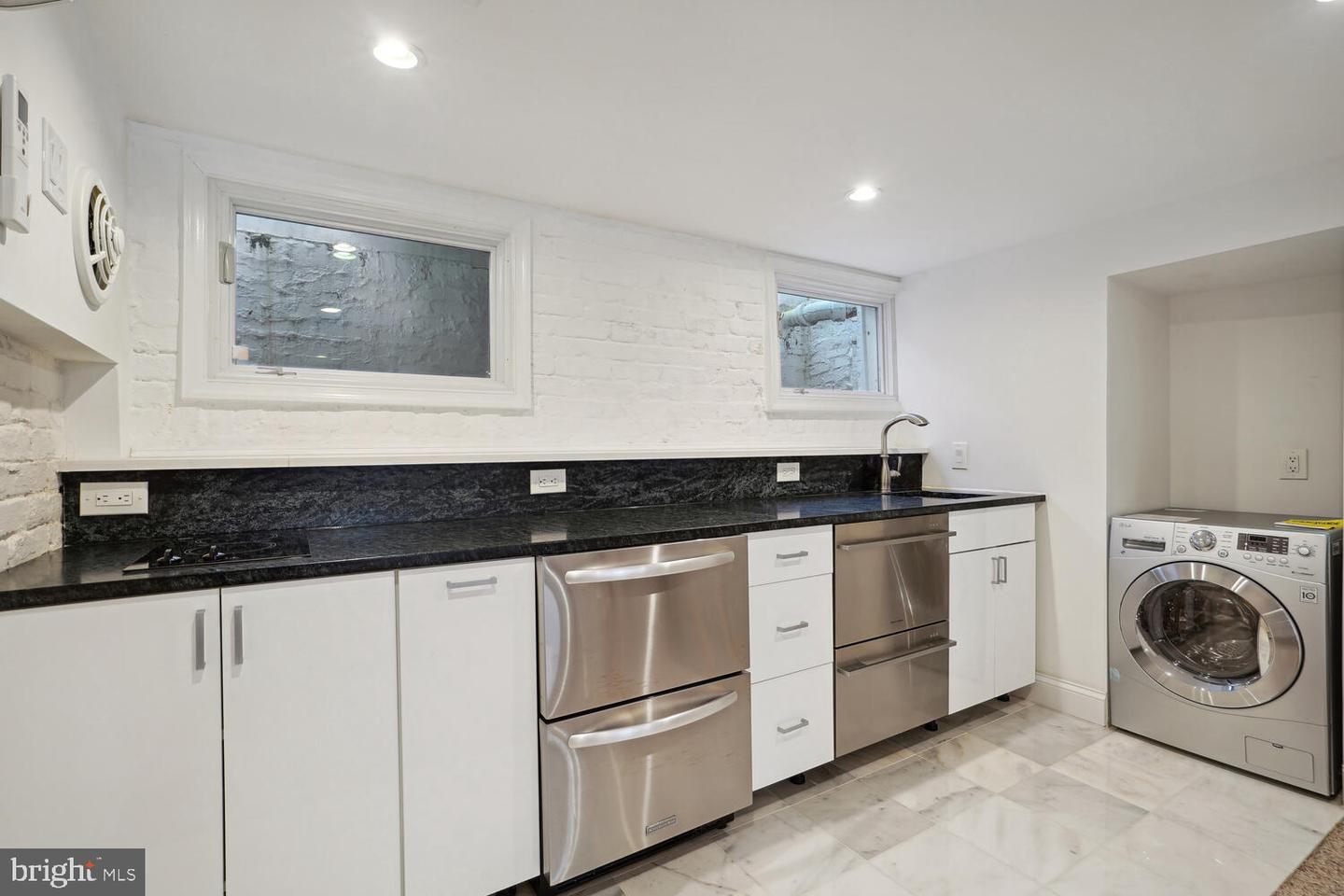 3027 Cambridge Pl NW