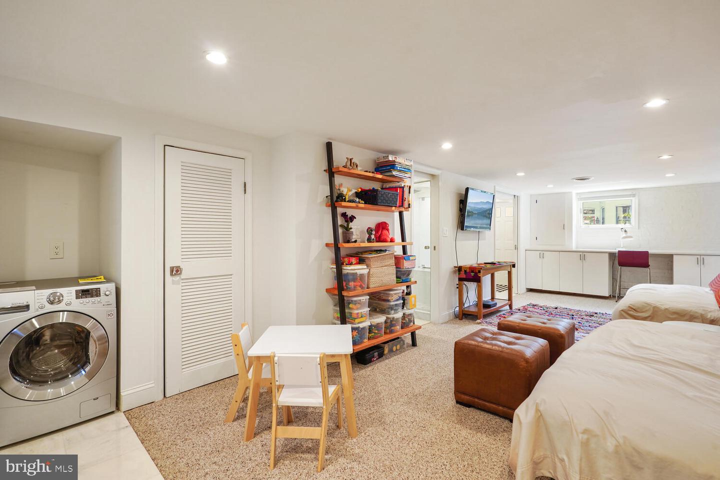 3027 Cambridge Pl NW