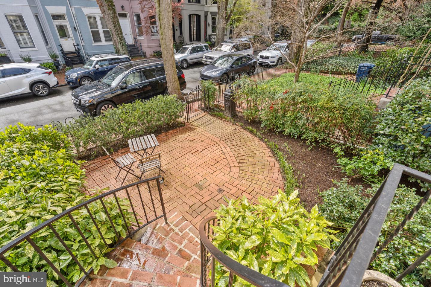 3027 Cambridge Pl NW