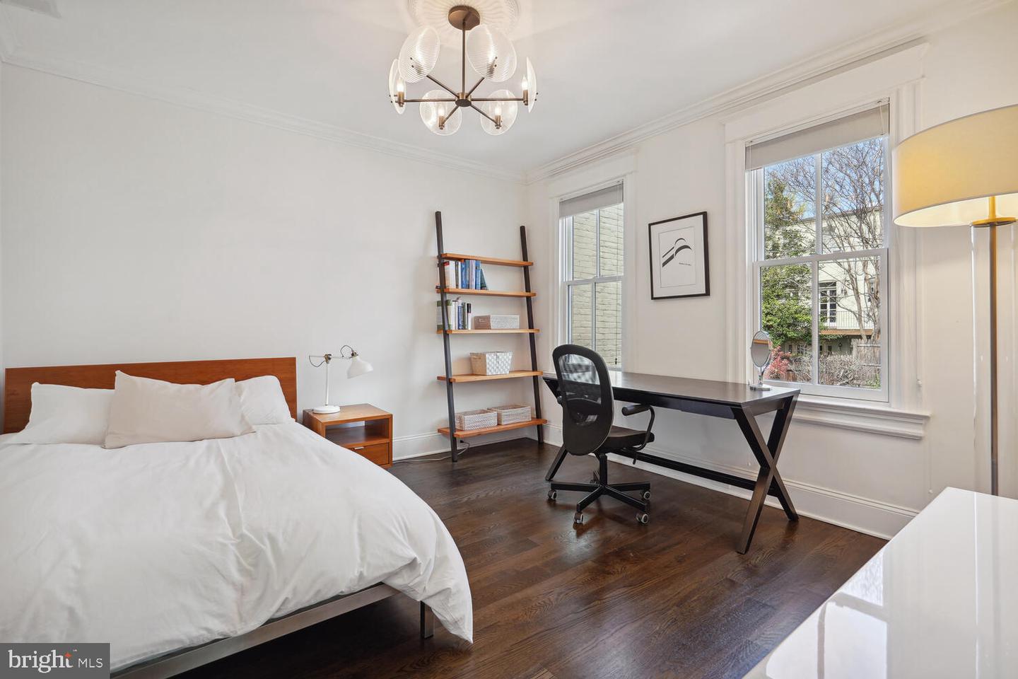 3027 Cambridge Pl NW