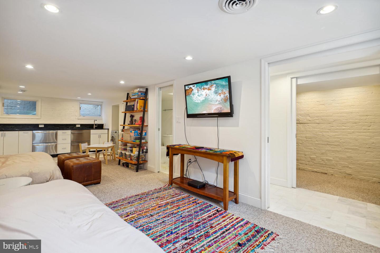 3027 Cambridge Pl NW