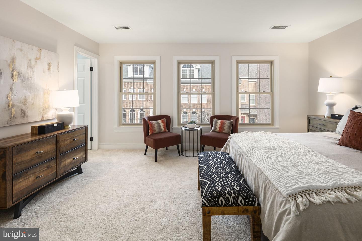 1522 N Colonial Ct N