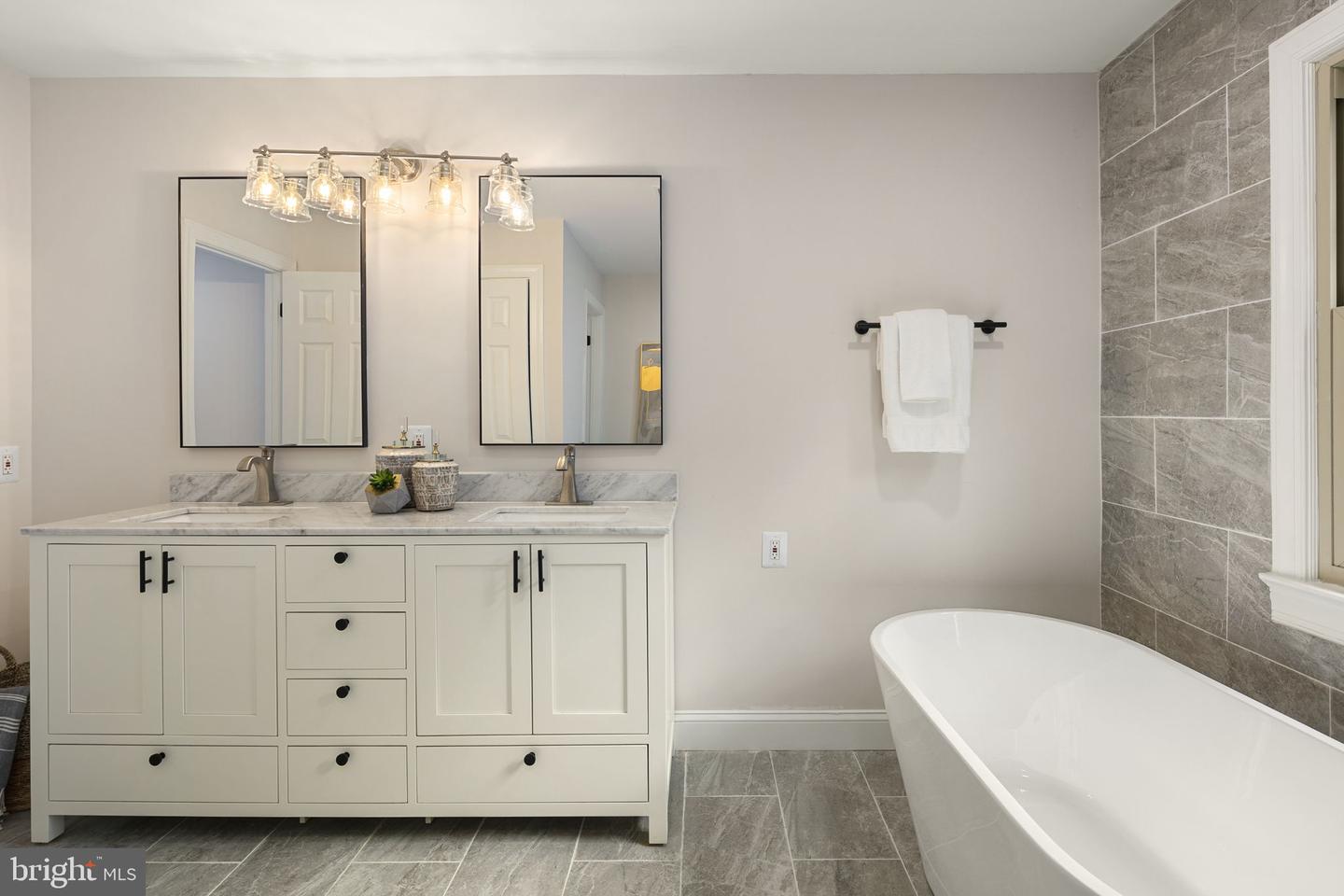 1522 N Colonial Ct N