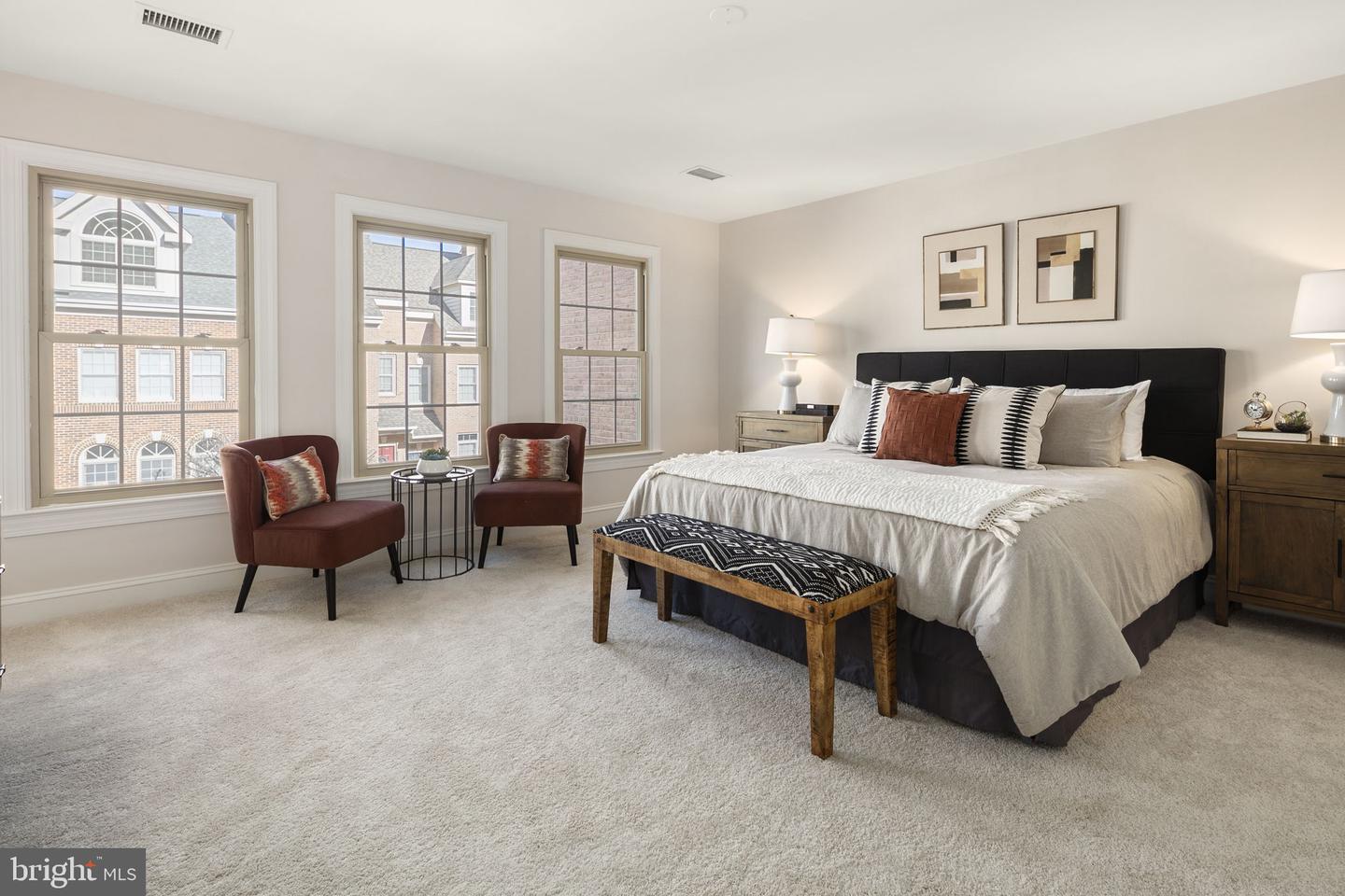 1522 N Colonial Ct N