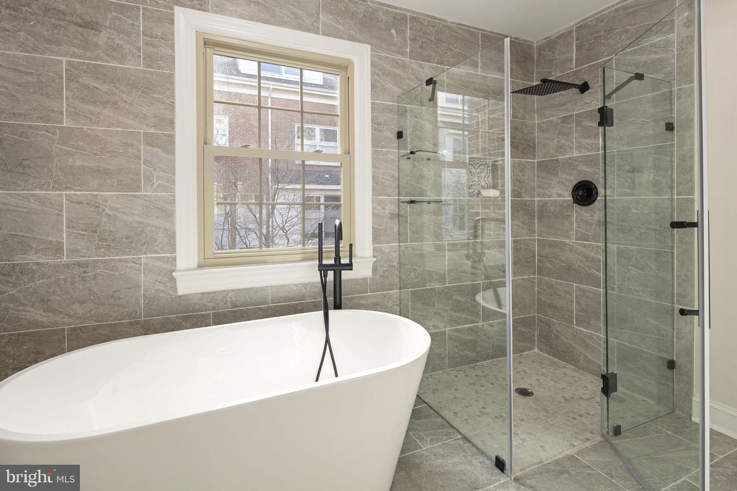 1522 N Colonial Ct N