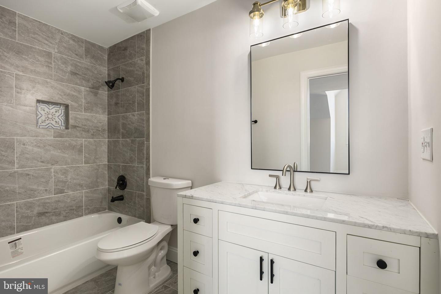 1522 N Colonial Ct N