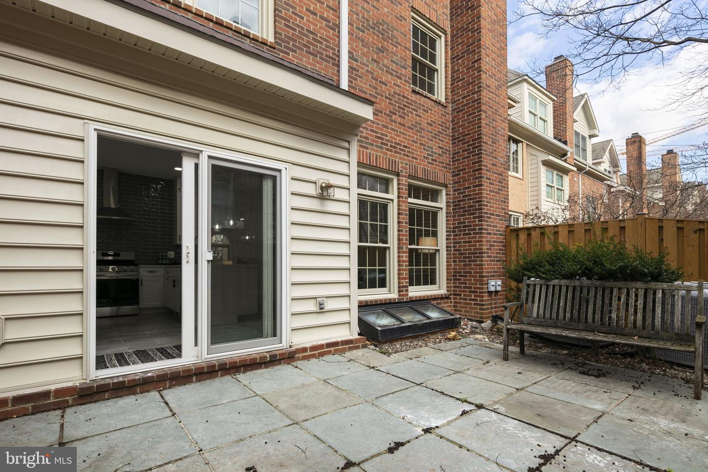 1522 N Colonial Ct N