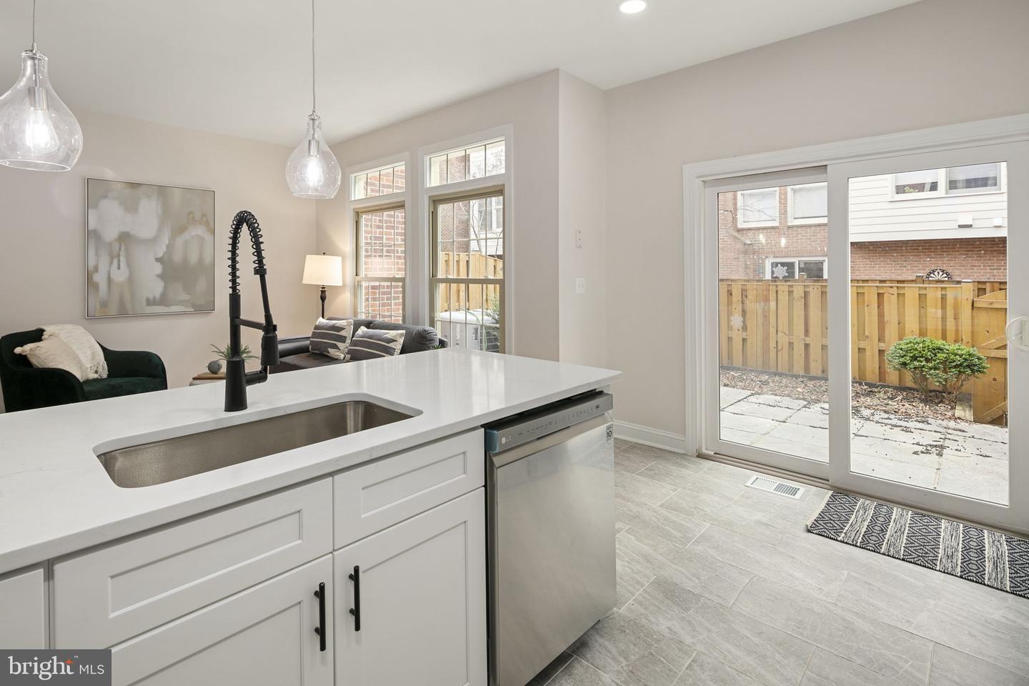 1522 N Colonial Ct N